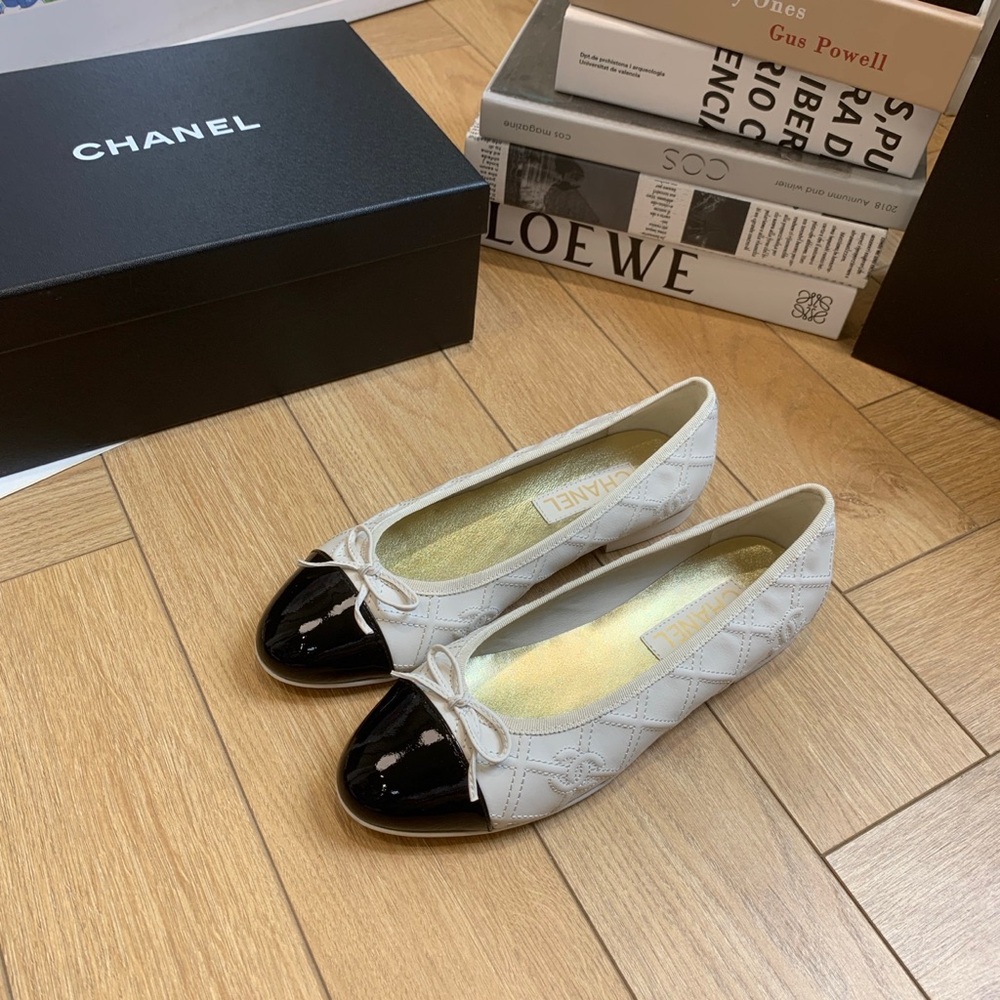 ✨ Chanel Black & White Quilted CC Ballet Flats ✨ - Picture 3 of 3